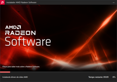 Captura de tela do assistente de instalação do Instalador de Software AMD. A captura mostra uma tela de instalando os drivers.