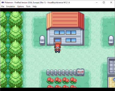 Captura de tela demonstrativa do Visual Boy Advance rodando o jogo Pokémon FireRed. O jogo está sendo em efetiva jogabilidade com Ash saindo de sua casa.