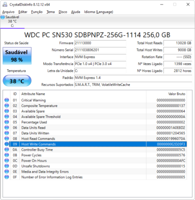 Captura de tela exemplo do CrystalDiskInfo mostrando uma tela de exemplo aberta a respeito de um SSD.