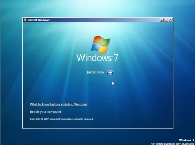 Captura de tela que mostra a tela inicial de instalação do Windows 7 logo após os arquivos de instalação do sistema operacional terem sido copiados para o armazenamento.