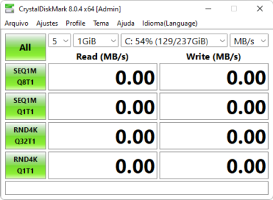 Captura de tela do CrystalDiskMark mostrando a tela inicial, com os resultados de velocidade de leitura e gravação zerados.