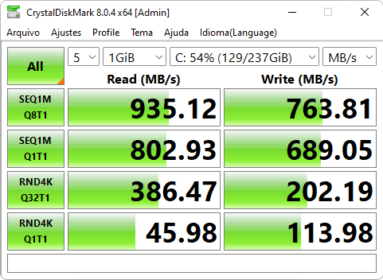 Captura de tela do CrystalDiskMark que mostra resultados de um SSD testado com o programa.