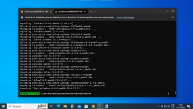 Captura de tela do terminal de comandos da Microsoft rodando no Windows 10 em janela. Estão abertas duas distribuições duas linhas de comando do Linux como demonstração do WSL: são elas o Kali Linux e o Ubuntu. A linha de comando aberta é a da Kali Linux e está mostrando a instalação de pacotes do sistema, entre elas a da interface gráfica do sistema.