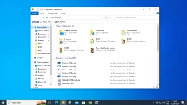 Captura de tela demonstrativa do Windows 10 em sua área de trabalho. A captura mostra o explorador de arquivos padrão aberto do sistema aberto em janela na área de trabalho com o fundo padrão do sistema.