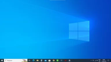 Captura de tela demonstrativa padrão do Windows 10 mostrando sua típica área de trabalho com seu fundo padrão do sistema. A tela esta padrão, nada está aberto. Mostra a barra de tarefas do sistema com o menu iniciar fechado e o fundo do sistema em evidência sem aparecer ícones.
