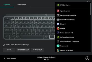 Captura de tela demonstrativa do Logitech Options mostrando suas opções de configuração disponíveis para o teclado. A captura também destaca sua integração com programas instalados no Windows.
