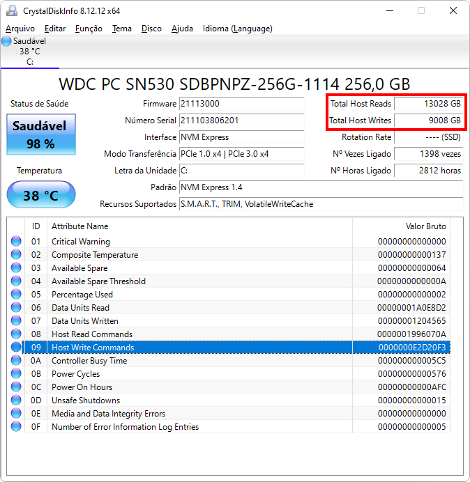 Captura de tela exemplo do CrystalDiskInfo mostrando uma tela de exemplo aberta a respeito de um SSD. Ela destaca as opções Total Host Reads e Total Host Writes.