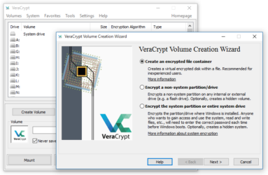 Captura de tela especial do VeraCrypt. Ela mostra a tela de assistente de criação de volume encriptado sobre a tela inicial do programa. É uma imagem com 2 capturas de tela, mas uma está em sobreposição à outra, sendo uma especial captura de tela demonstrativa do programa.
