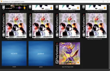 Captura de tela demonstrativa do DuckStation mostrando um exemplo de uma bíblioteca de jogos carregada. Os jogos aparecem em thumbnails com a capa dos jogos. É possível ver a do jogo Spyero e do Final Fantasy 8.