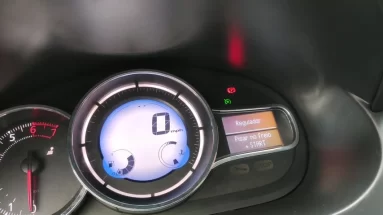 Fotografia de exemplo de personalização do painel do Renault Fluence GT com o DDT4ALL. Com o programa o usuário modificou km/h para mph.